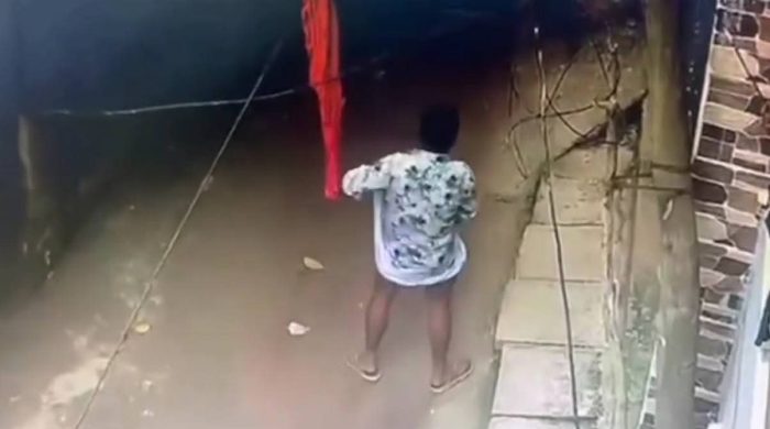 সামাজিক লজ্জা, অপমান আর আত্মসম্মানের ভার সইতে না পেরে ব্রাহ্মণবাড়িয়া শহরের দক্ষিণ পৈরতলার হাসেম মিয়া (৪০) কেঁরির ট্যাবলেট খেয়ে আত্মহত্যা করেছেন।