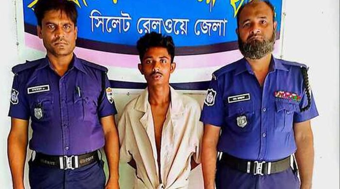 ছিনতাইকালে ছুরিসহ হাতেনাতে গ্রেফতার রাকিবুল