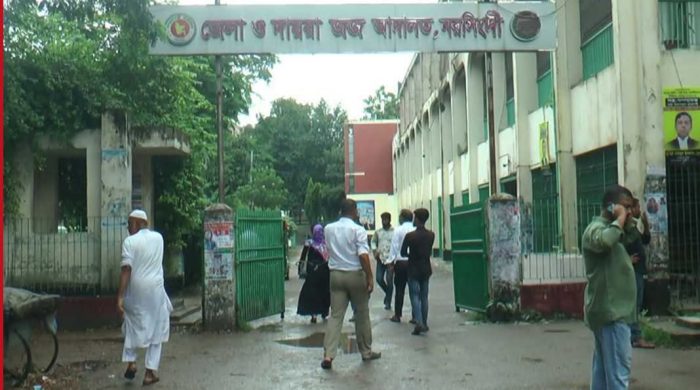 নরসিংদী জজ কোর্ট পুলিশের পরিদর্শক মো. সাইরুল ইসলাম বলেন, ঘটনার সময় জুডিশিয়াল ম্যাজিস্ট্রেট রুবায়েত আক্তার শিফার এজলাসে বিদ্যুৎ বিভ্রাট (লোডশেডিং) চলছিল।